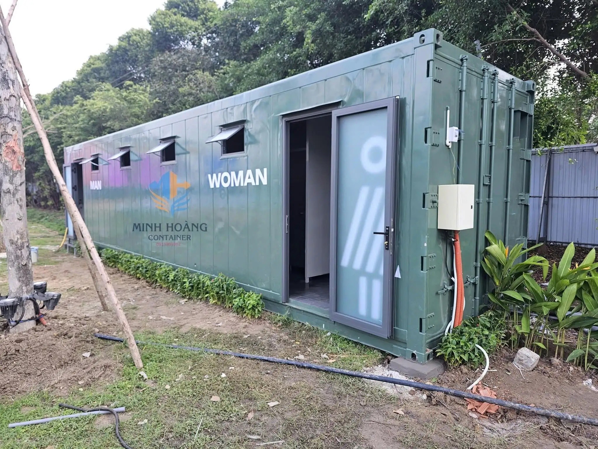 Container cafe lắp ghép 2x40 feet trắng + container toilet 40 feet xanh lá 